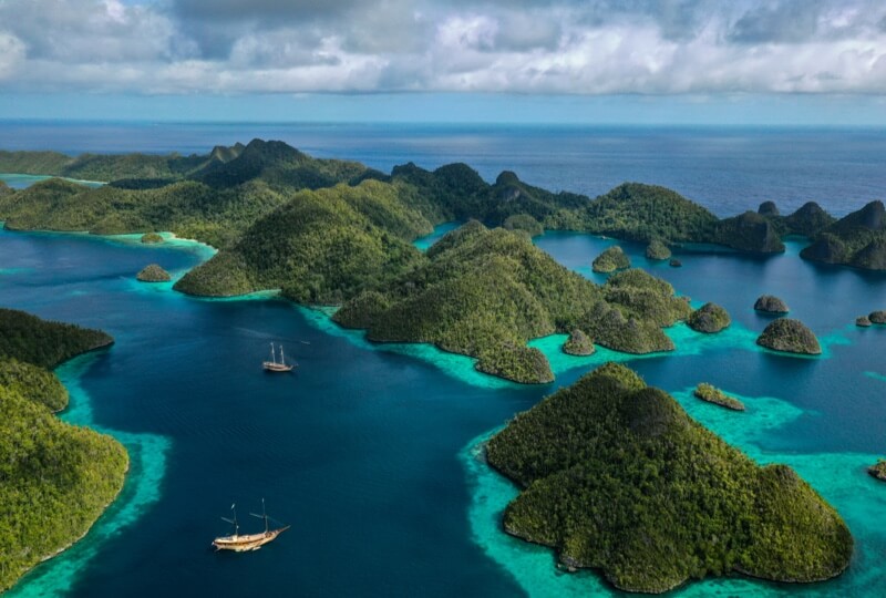 Indonesia - Swimming with giant manta rays in Raja Ampat archipelago